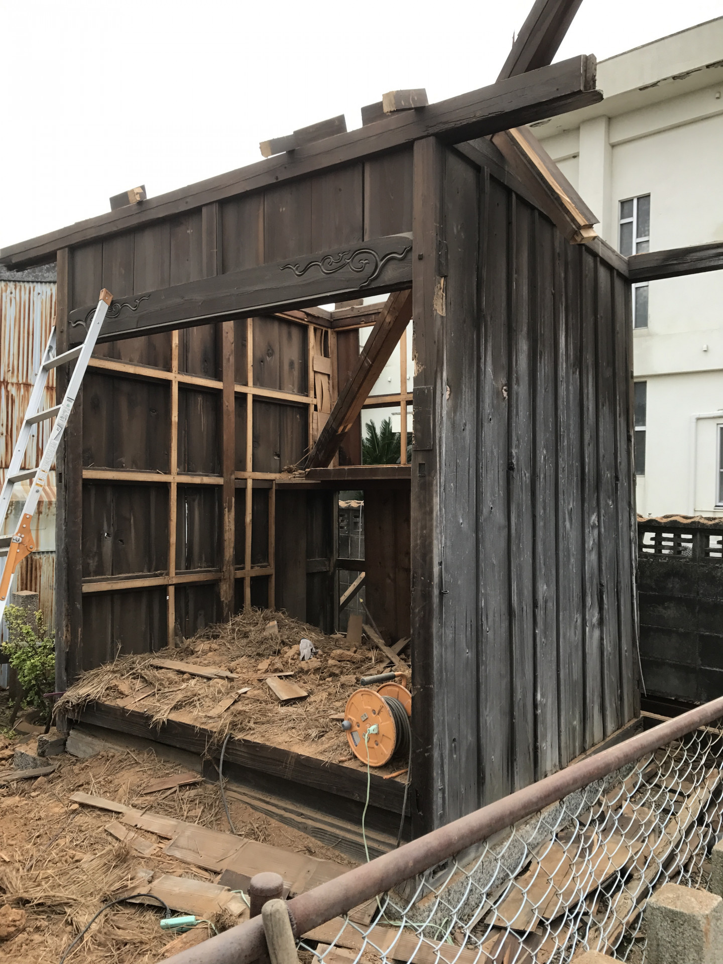 名古屋市郊外にて、木造の建物解体